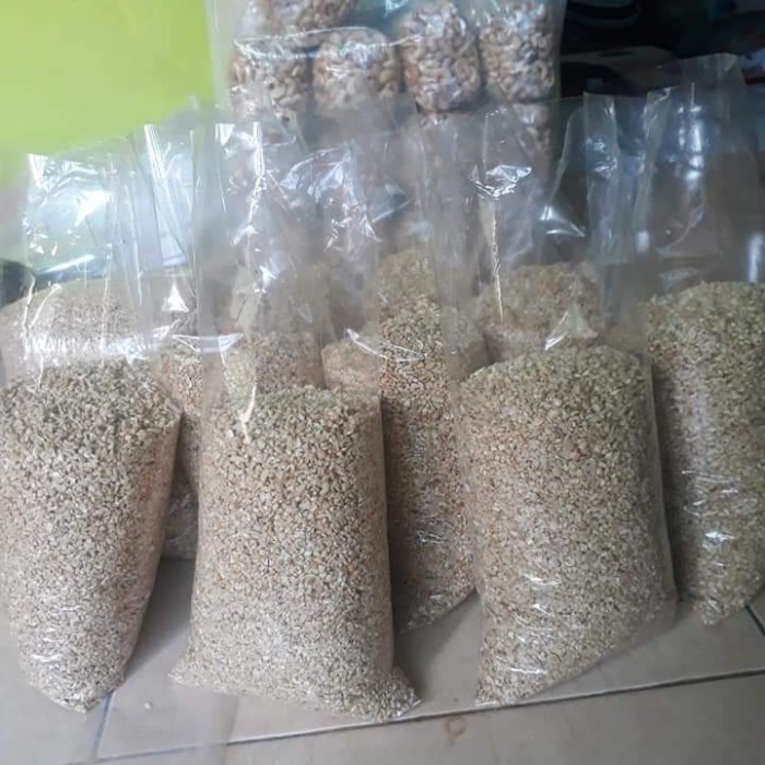 

Kacang Mede Menir Premium isi 1kg Untuk kue