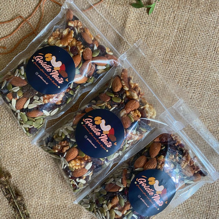 

JTTOP" TRAIL MIX NUTS C (ALMOND, WALNUT, CRANBERRY, RAISIN) 250GRAM