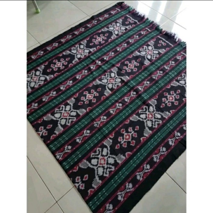 Terlaris Kain Tenun Maluku