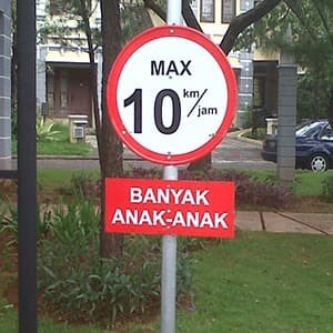 Rambu Batas Kecepatan dan Hati-Hati Banyak Anak-Anak