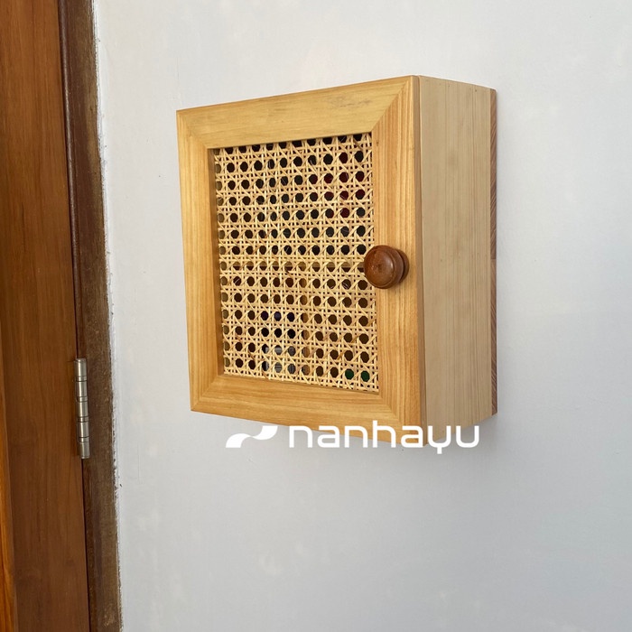 PREMIUM Kotak P3K Dinding Kayu Pintu Rotan - P3Krotan