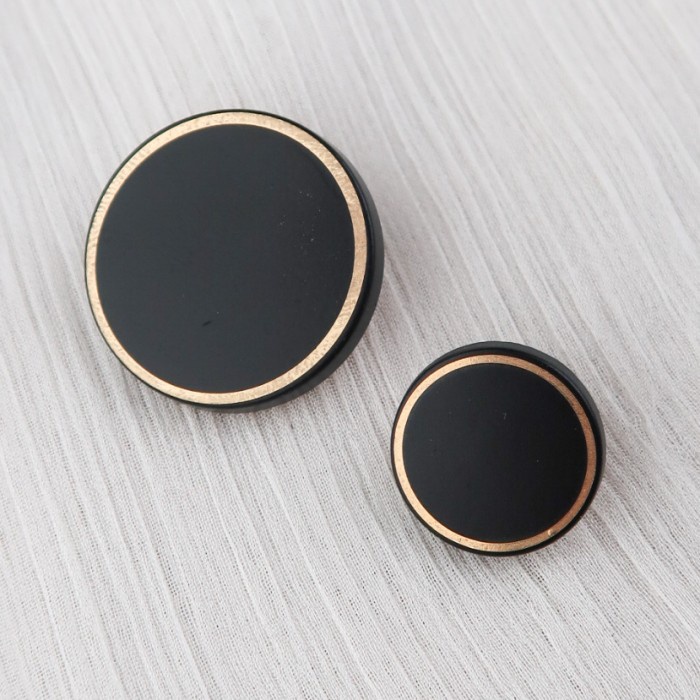 

Kancing Blazer Mewah Minimalis Hitam Gold Istana Kancing