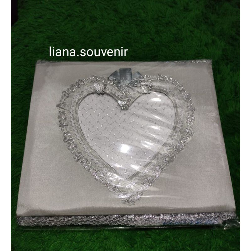 

Souvenir Pernikahan Buku Tamu Renda Love Warna Silver/Abu Abu (Isi 2 Buku 1 Spidol)