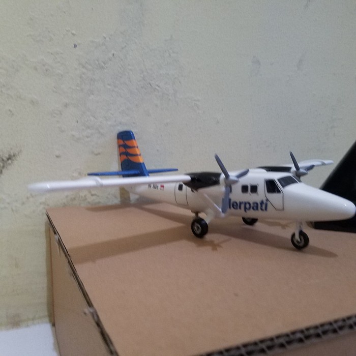 miniatur pesawat twinotter merpati