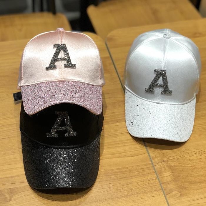 Topi Baseball Pria Wanita Logo A Satin Glitter Manik Hitam Pink Putih Mewah Outfit Gaya Korea Jepang