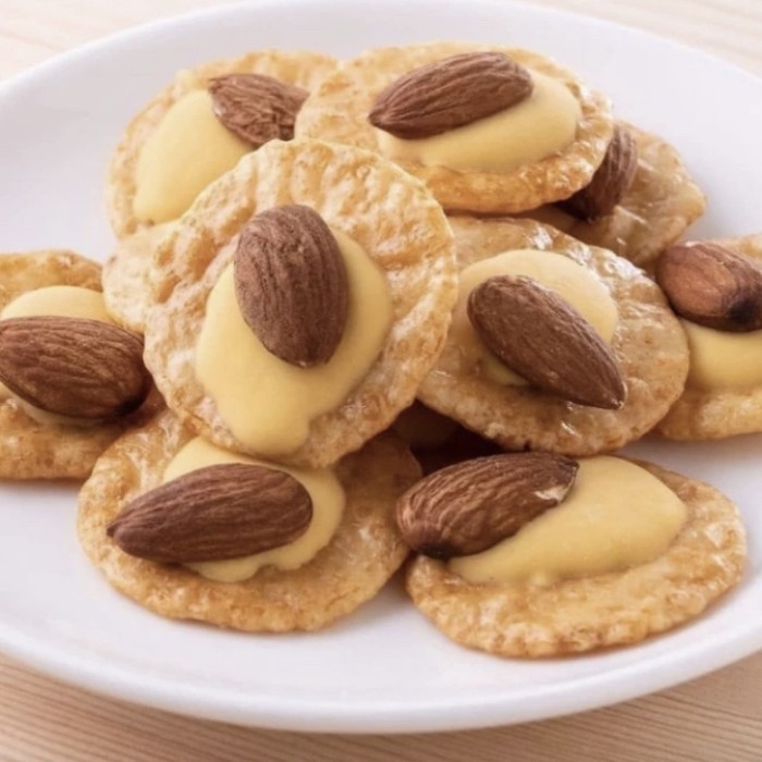 

Sajiandapur Sanko Seika Cheese Almond / Krekers Beras Rasa Keju Dengan Almond Japan