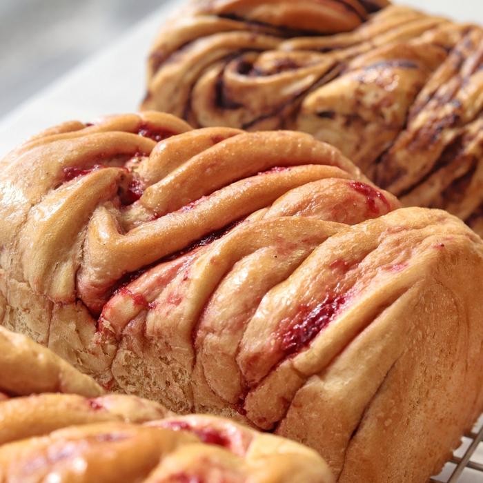 

EatFr3sh- Vegan Bread Strawberry Twist Babka Strawberry
