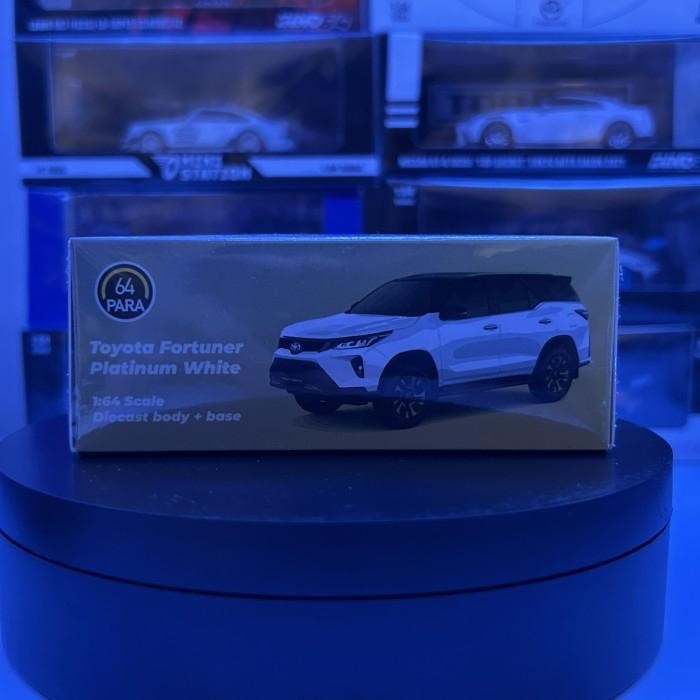 Para 64 2023 Toyota Fortuner Platinum White RHD 1:64 Fortuner Legender