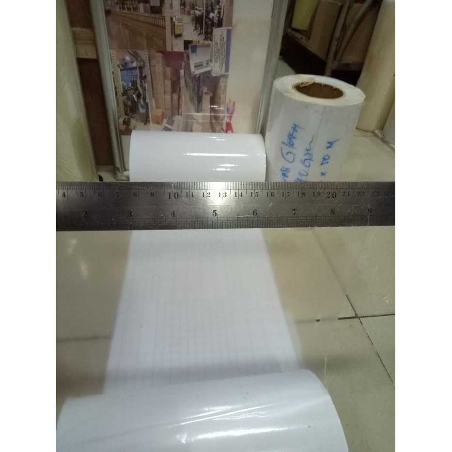 

BAHAN LAMINASI DINGIN GLOSSY 140GSM A4-21CM X 45 METER /ROLL