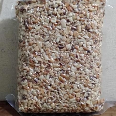 

kacang mede menir berat 1 kg