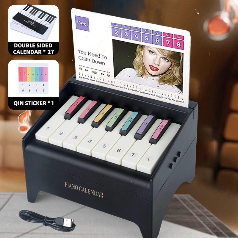 

2025 Mainan Piano Taylor Aesthetics Ornamen feral Desktop Kalender Musik Piano Ornamen Mainan Piano