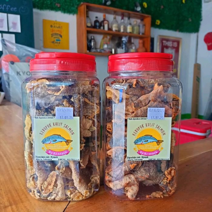 

terbaru !!! paket combat kerupuk kulit ikan salmon varian rasa original dan balado kemasan toples