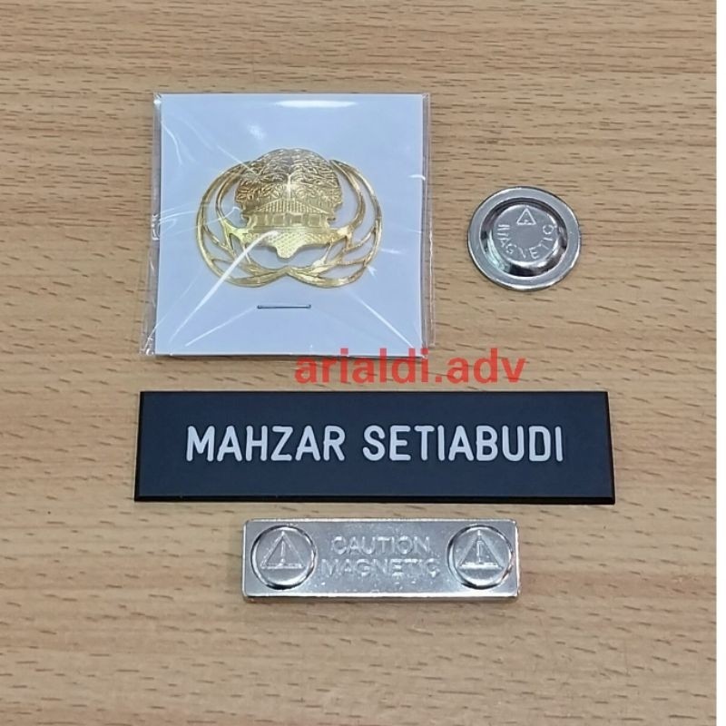 

satu set papan nama dada grafir hitam doff full dan pin korpri bolong magnet