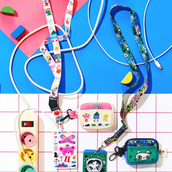 

Screen and Green Plastic Card Holder - Liunic on Things