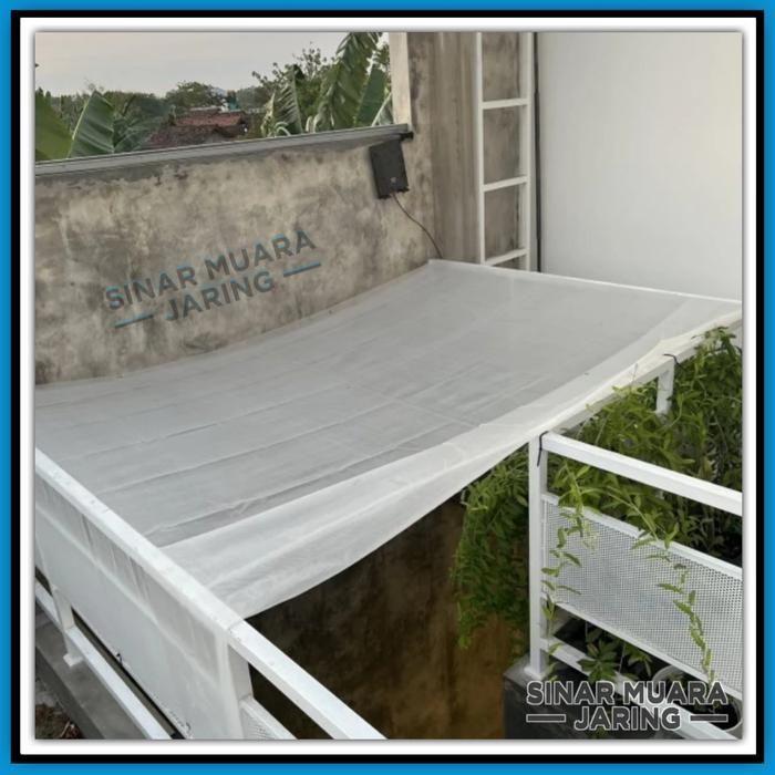 Paranet Nilon Putih Terpasang List Dan Ring