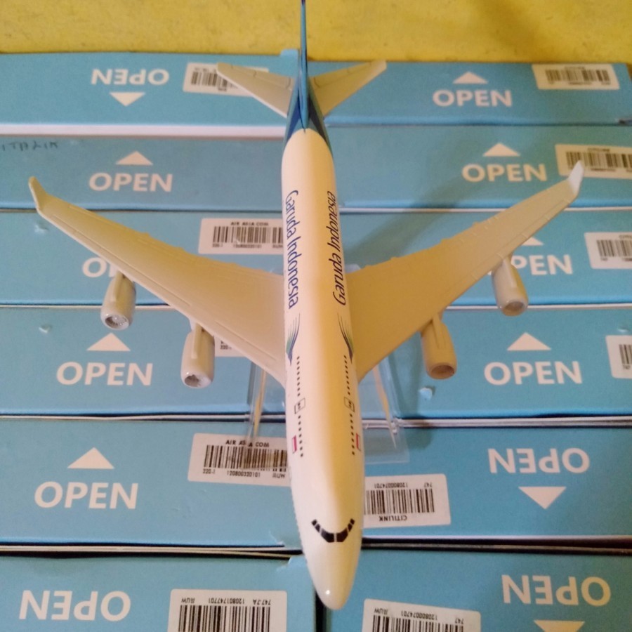 Miniatur Diecast Pesawat Garuda Indonesia Bahan Besi Boeing B747
