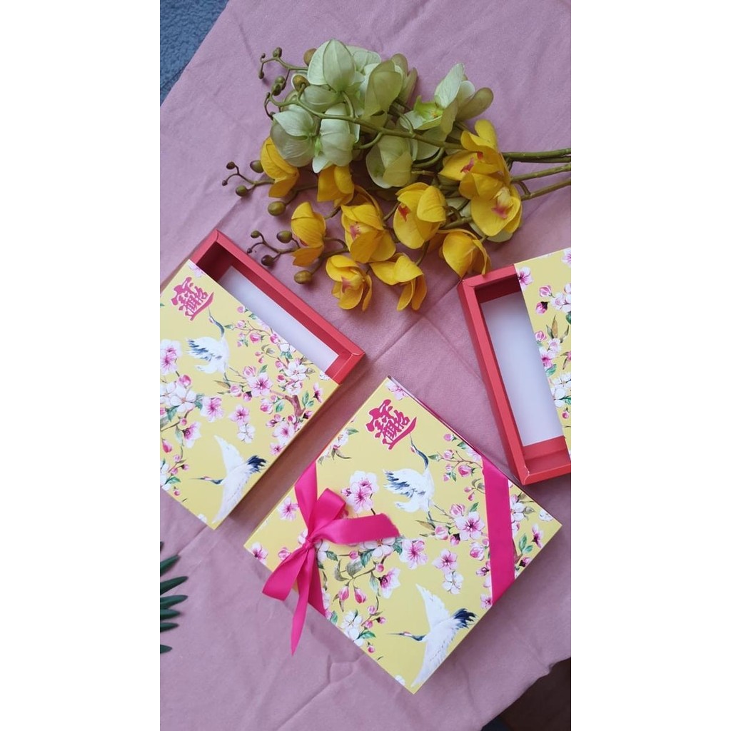 

Pesta- BOX PREMIUM / HAMPERS KUE CNY / IMLEK ( Uk 23x23x7 CM )