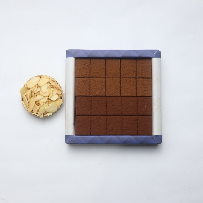 

XIUJANK NAMA CHOCOLATE MIX DARK & KACANG ALMOND