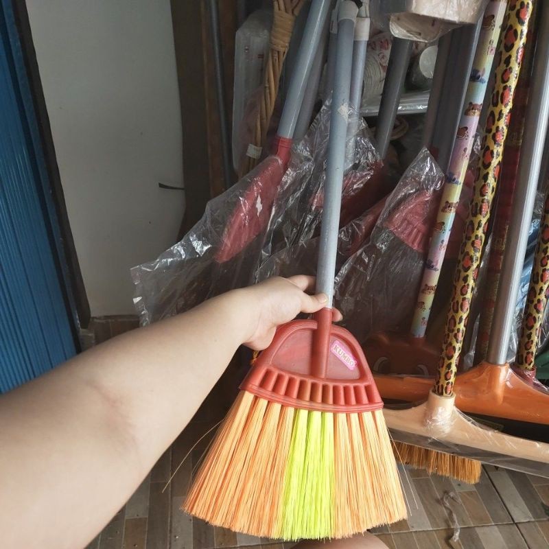 Berkualitas Sapu Nilon Kumbo Pendek / Sapu Kasur / Sapu Pendek Gagang Kayu Kumbo Nilon Plastik Warna