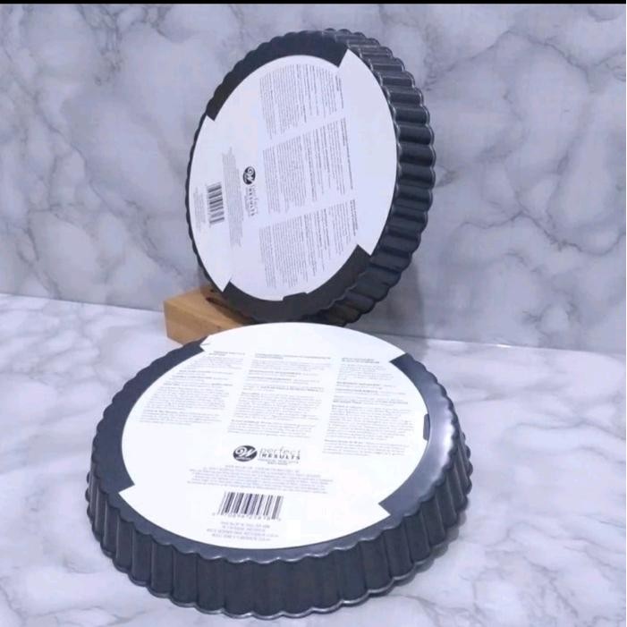 

Wilton Perfect Result Premium Non Stick Round Quiche Pan / Tart Pan 9 Inch 22.8 Cm H 2.8 Cm (