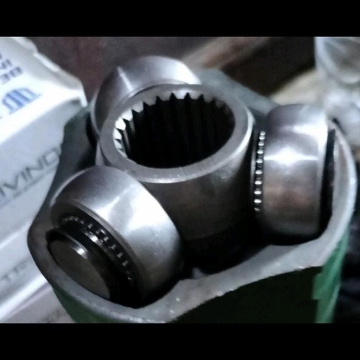 TRIPOD AS RODA CV JOINT DALAM SOLUNA TRIVINDO