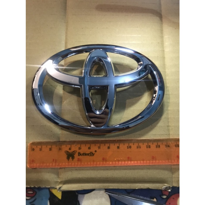 Emblem Toyota, Logo Toyota depan Kijang Innova