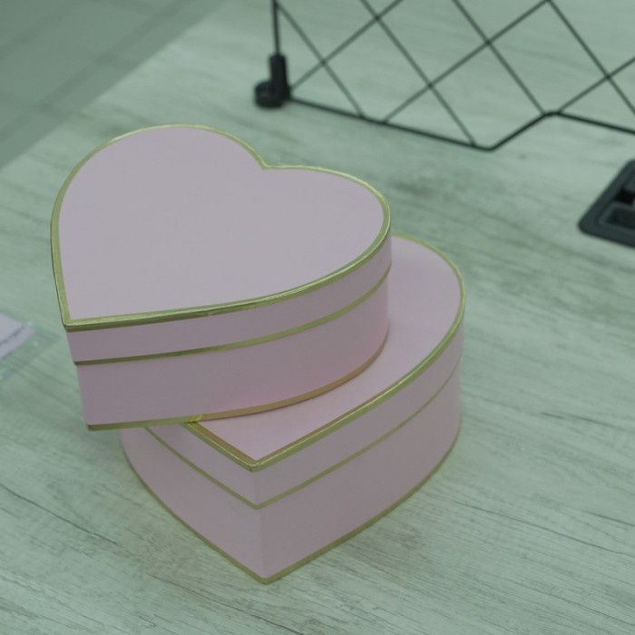 

Gift Box/Box Hampers/Box Pink Dengan List Gold/Box Love/Box Valentine