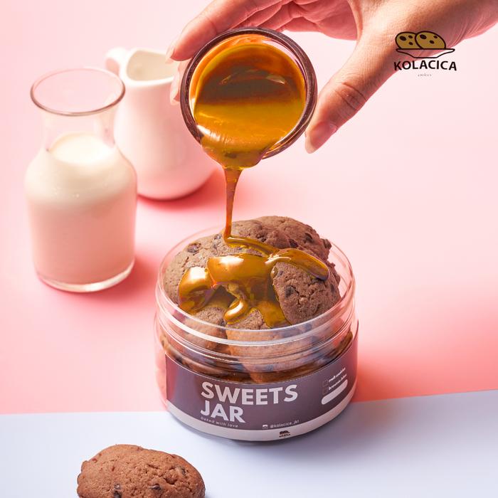 

SALE !!! KOLACICA MELT SERIES MINI CHOCOLATE COOKIES WITH SALTED CARAMEL SAUCE RED VANILLA READYY
