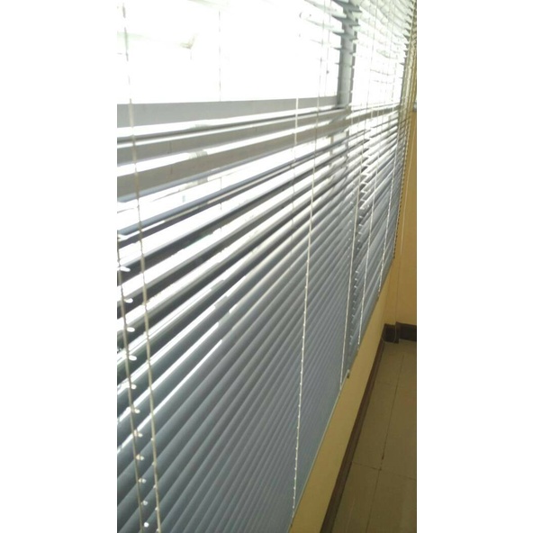 horizontal blind motif kayu