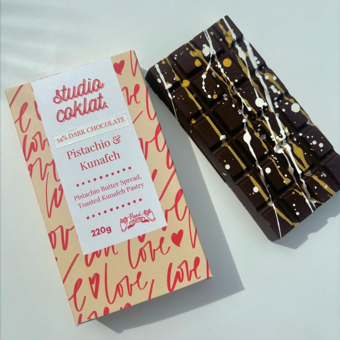 

Terlaris Dark Chocolate Pistachio Kunafeh Bar 220Gr Ready