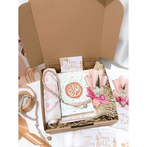 

HJ HAMPERS SAJADAH KADO CEWEK / HAMPERS WEDDING / KADO ULANG TAHUN / KADO PERNIKAHAN / HAMPERS