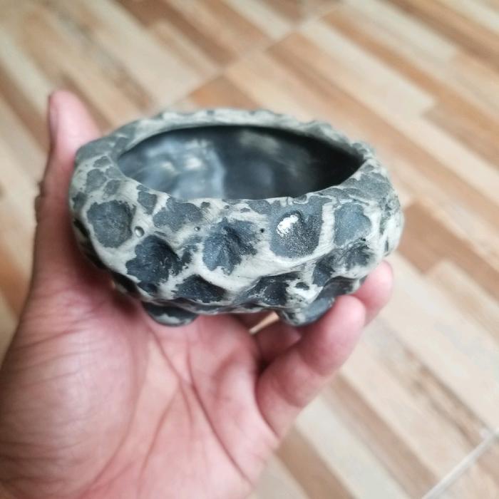 Pot keramik relief atau goret