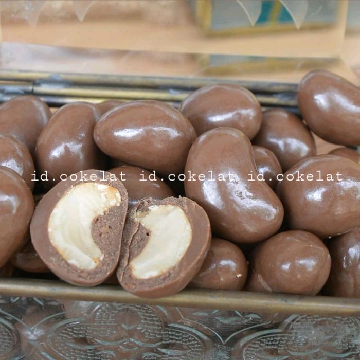 

1 KG Coklat delfi isi kacang almond cashew mede Chocolate Cokelat bulat isi kacang almond mede delfi