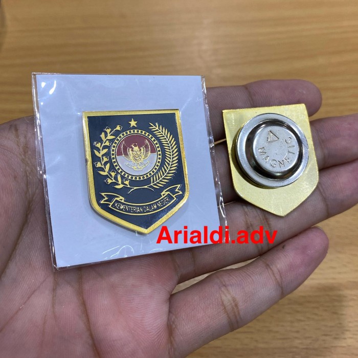 JTTOP" PIN KEMENDAGRI PIN LOGO KEMENDAGRI KUNINGAN MAGNET