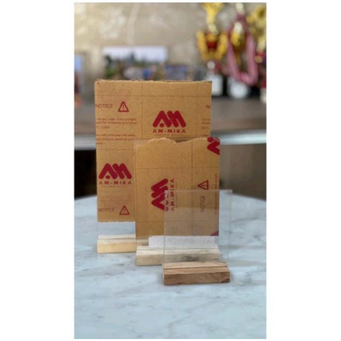 

TERJAMIN AKRILIK TEMPAT BROSUR/TENT HOLDER/TEN CARD AKRILIK DISPLAY UKURAN A4/KAKI KAYU