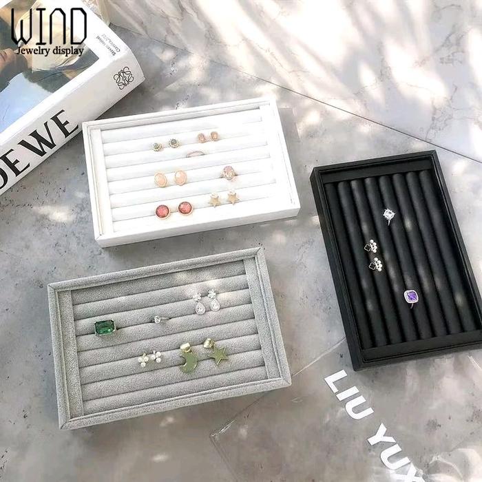 PREMIUM Kotak Display Nampan Display Perhiasan Cincin Emas dengan Ukuran 18x25cm Abu Merah