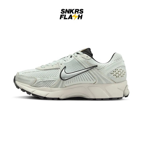 NIKE Zoom Vomero 5 Light Silver Chrome Sepatu Sneakers Unisex - FN6742001 - Size 44.5