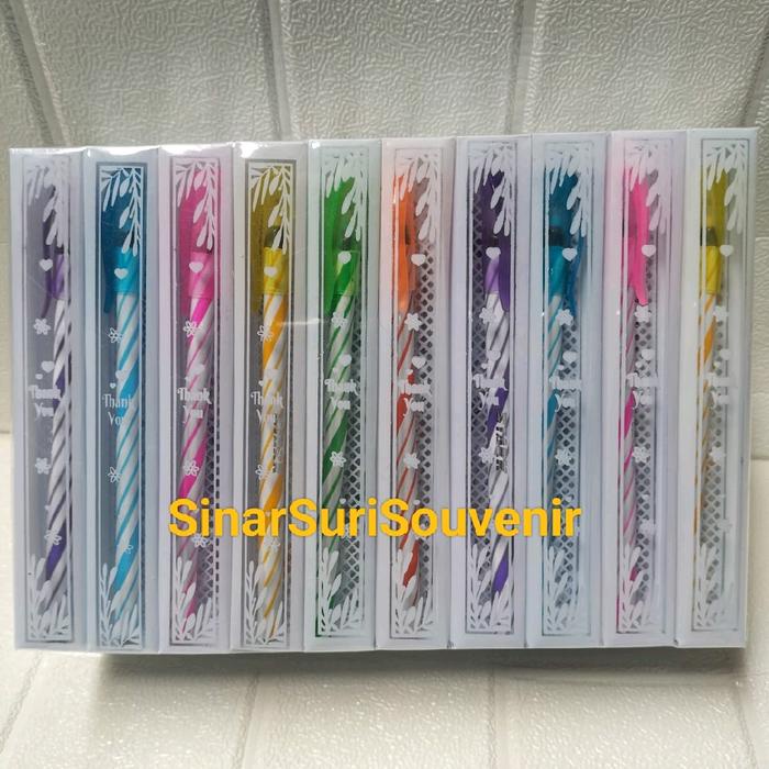 

Isi 50 Pcs Souvenir Pernikahan Pulpen Ukir Warna Kemas Mika Cantik Biru Hitam