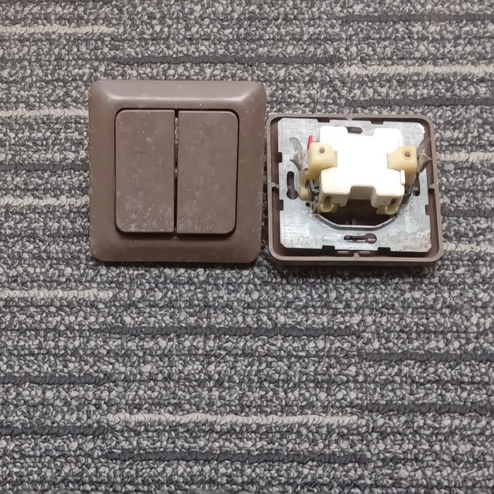 PREMIUM Saklar Seri/Double Inbow Merek BERKER Warna Coklat