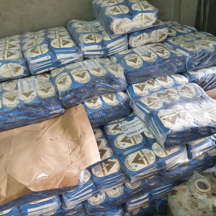 

Lezat- Garam Beryodium Cap Pagoda Mas 200gr - 1 Bal isi 42 Pcs - Garem Meja