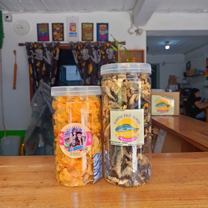 

Paket Snack Kerupuk Kulit Ikan Salmon Dan Kripik kentang Toples Besar 175gr
