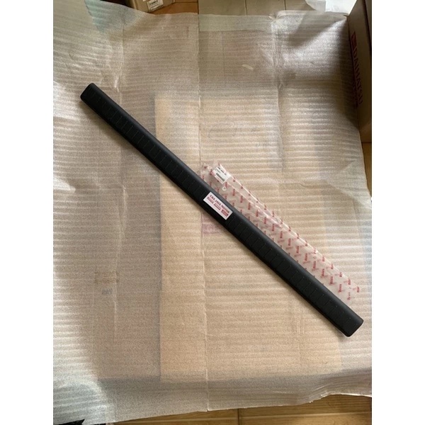 Cover Plat Penjepit Karpet Pintu Bagasi Belakang Grand Max Original