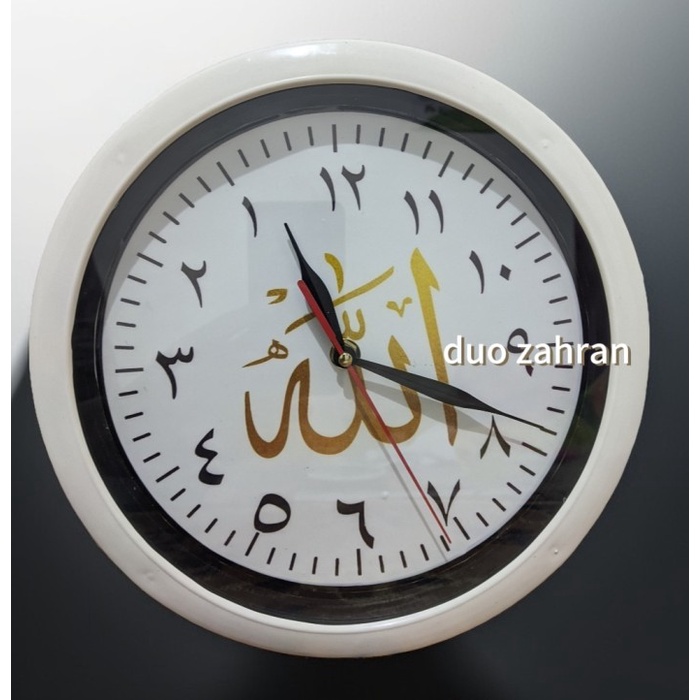 Jam dinding tawaf unik arah putaran dari kanan ke kiri
