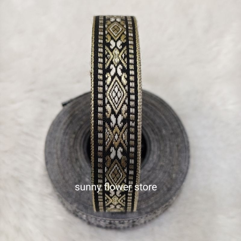 per roll /pita gamis/ renda india/ renda dubai /pita bordir lebar 2cm isi 17 yard(15 meter)