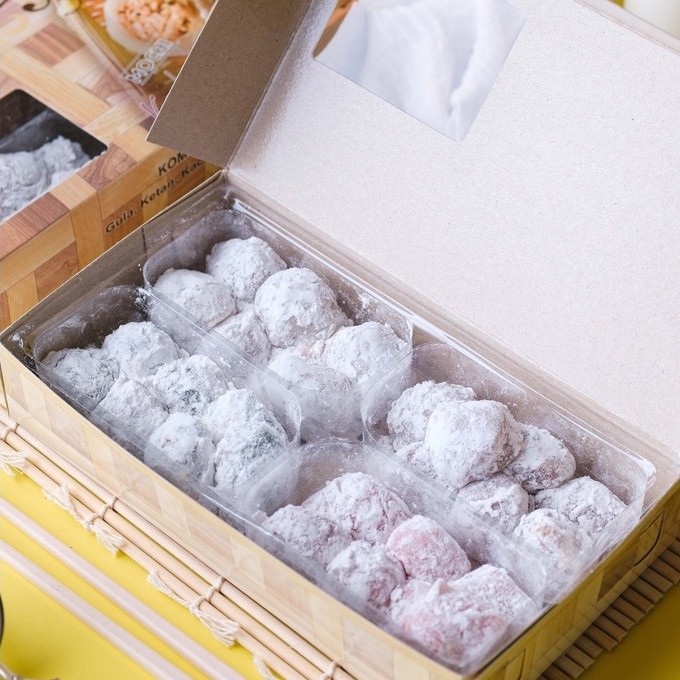 

Cemal Cemil Makyus Mochi Aifa Rasa Kombinasi (4 Rasa Berbeda) Dibalut Sagu