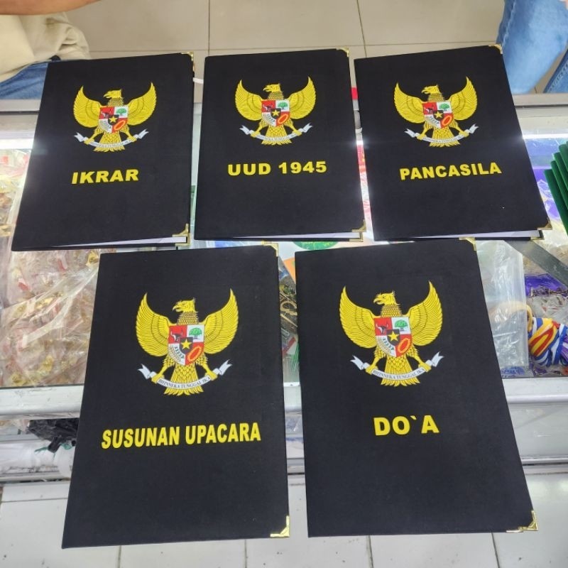 

Map upacara bahan beludru 1set isi 5pcs