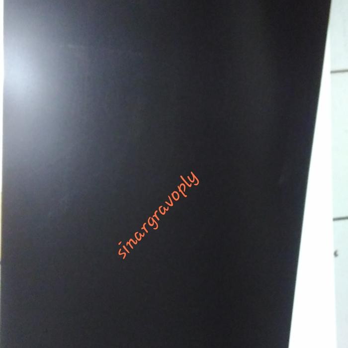 

Ready- Gravoply Hitam Teks Putih Bahan Gravir Nametag 120X60Cm Tebal 1.5Ml