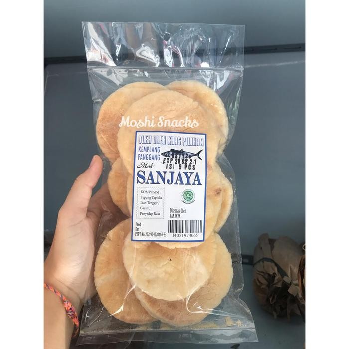 

PastikanDikirimLgsg- Kerupuk Bangka / Kemplang Panggang Ikan Tenggiri Sanjaya isi 8 Halal