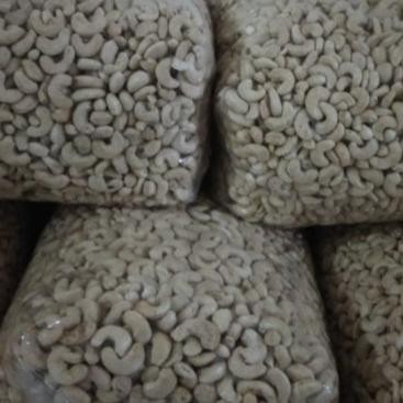 

Kacang Mede Kacang Mete Sulawesi Super Utuh Mentah 1kg Terlaris