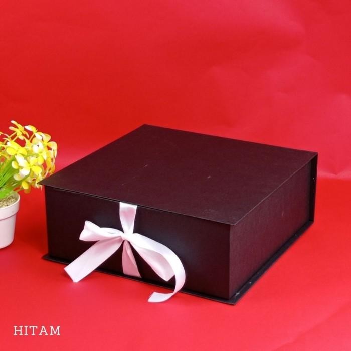 

Pesta- Hard Box Exclusive ukuran 26 cm x 26 cm x10 cm